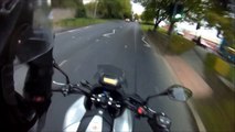 Un piéton frappe le casque d'un motard