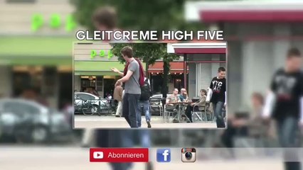 Il vole la casquette d'un policier