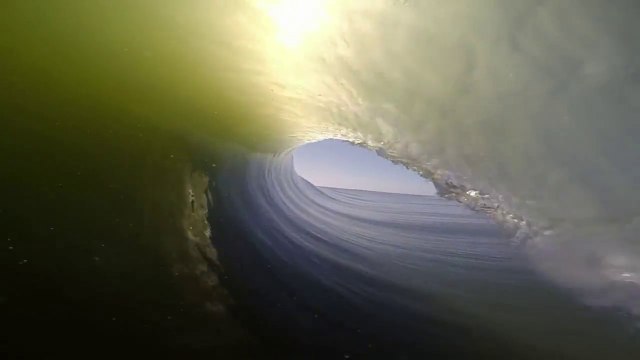 Surfer une vague pendant 27 secondes! Tube magnifique!