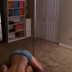 Il joue de la flute sur une barre de pole dance