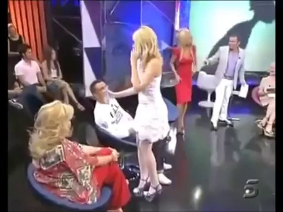 Her cloths taken down in middle of the show-Skinuli je golu u sred emisije