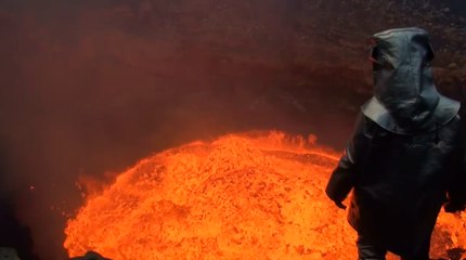 Yanardağa En Yakın Mesafede Duran Adam