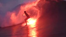 Il surfe avec un fumigène, créant des images exceptionnelles