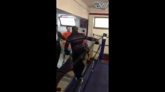 Un vieux champion donne une leçon de boxe à un jeunot !