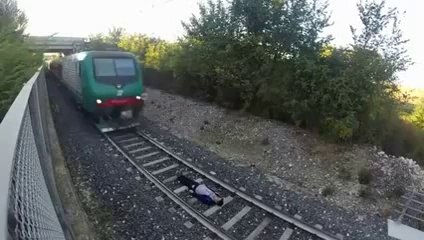 Un Ado s'allonge sur les Voies pour que le Train lui passe par dessus !!