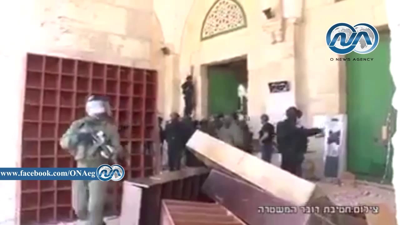 بالفيديو.. الشرطة الإسرائيلية تقتحم المسجد الأقصى وتطلق النيران على المصلين