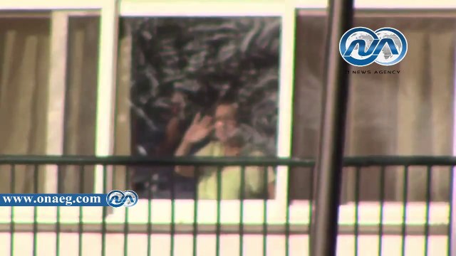 بالفيديو.. سوزان مبارك تلوح لأنصار المخلوع من غرفته بمستشفى المعادي