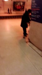 Un clochard chie devant tout le monde ! Sans pitié le mec !