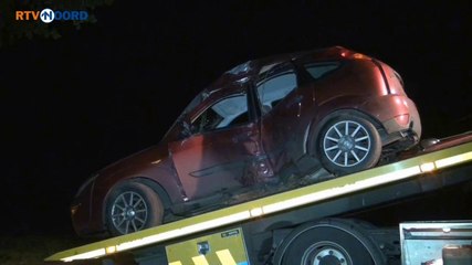 Auto tegen boom in Gasselternijveen - RTV Noord