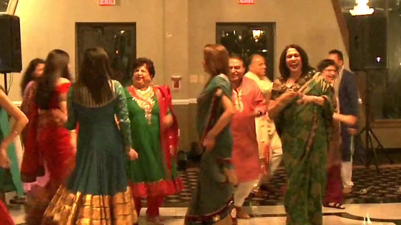 Mehndi Dance - Cute couples dancing amazingly