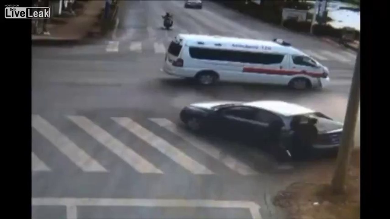 Dunya News - Freak accident: Chinese pedestrians lucky to be alive