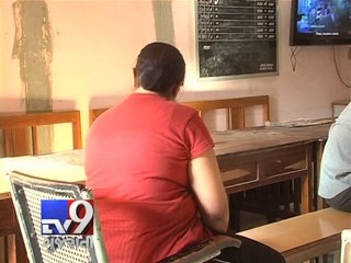 下载视频: Rajkot woman PSI, constable caught for taking bribe - Tv9 Gujarati