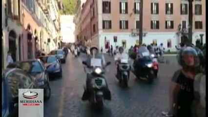 Tridente pedonale, moto e motorini invadono piazza del Popolo: Marino fatte er motorino