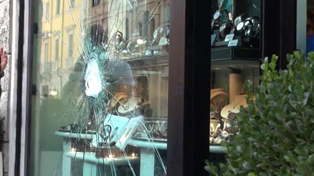 Icaro Tv. Tentata rapina alla gioielleria Tamburini, il racconto dei passanti