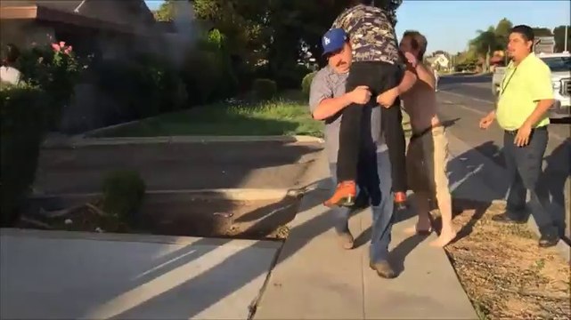 Un étranger sauve un homme des flammes