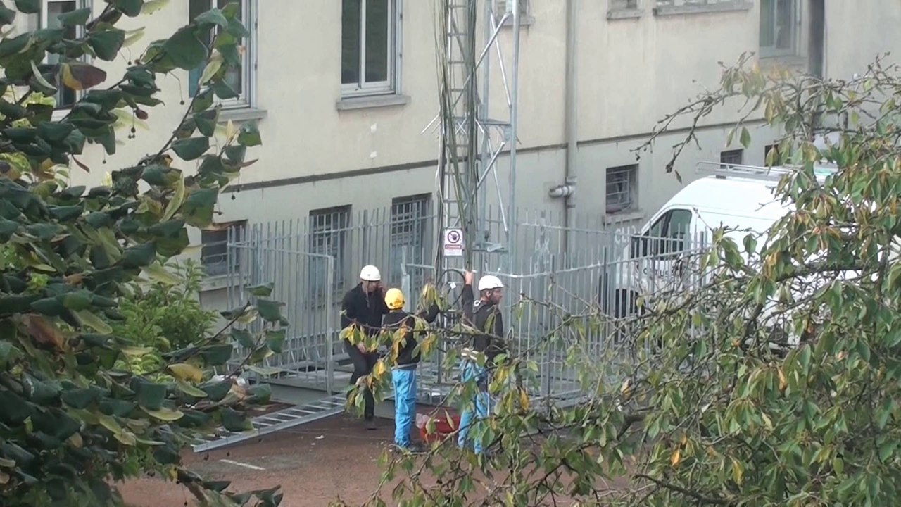 UNE ANTENNE SE PLIE EN DEUX AU DEMONTAGE