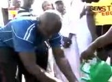 Vidéo: Modou Lo verse de l’eau pour Balla Gaye 2… Regardez