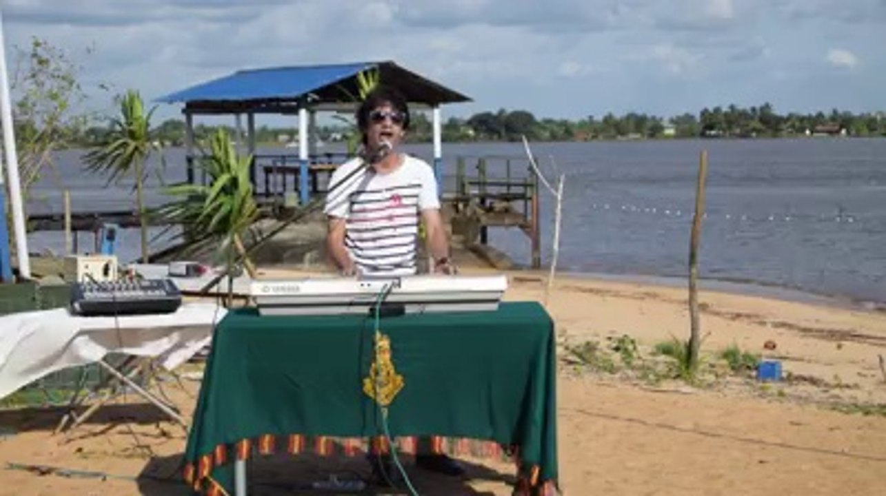 Mohsin Bari at Africa singing  teri deewani by kailash kher and bheegi bheegi raatain by James.. 2014