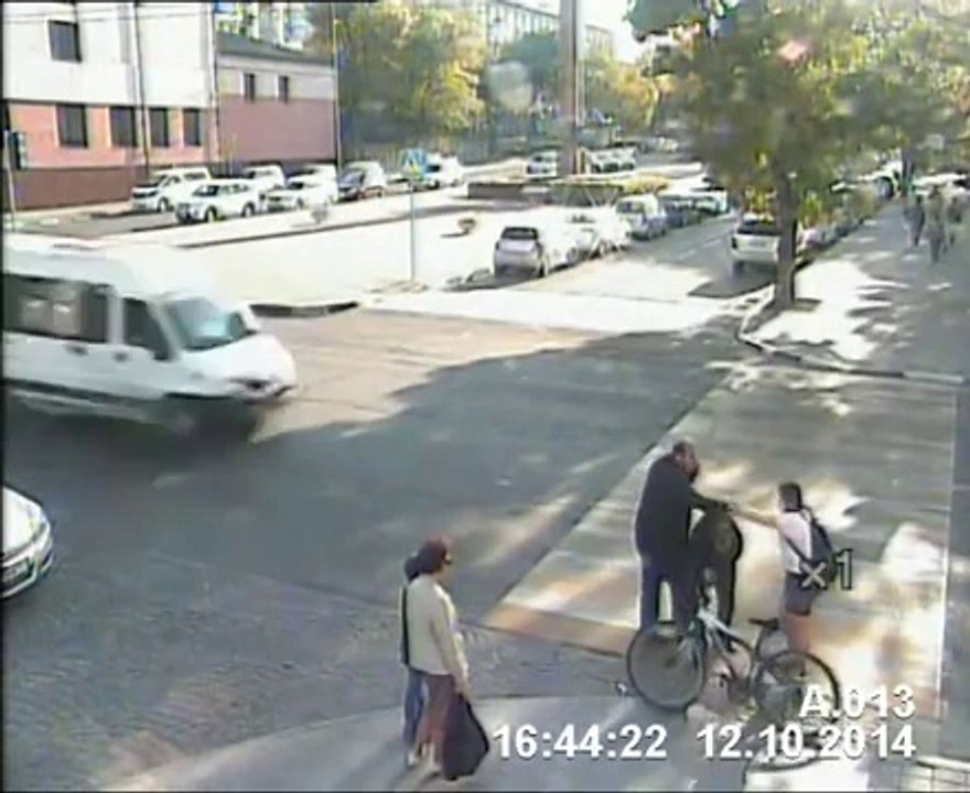 Faire tomber une fille de son vélo... pour lui sauver la vie!