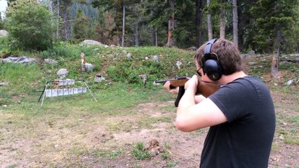 Il interprète l'hymne américain avec son fusil