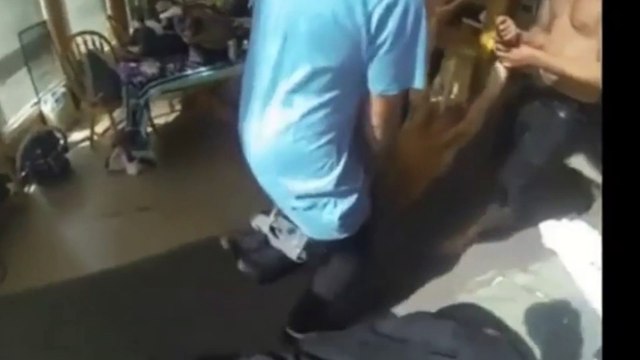 Après une soirée bien arrosée, ils jettent leur pote dans la neige