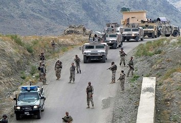 Afganistan'da 60 Taliban Üyesi Silah Bıraktı
