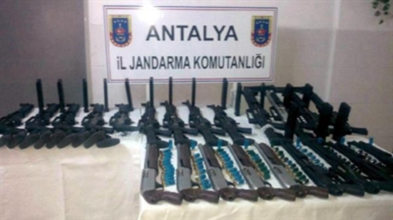 Otomobil Bagajından Cephane Çıktı