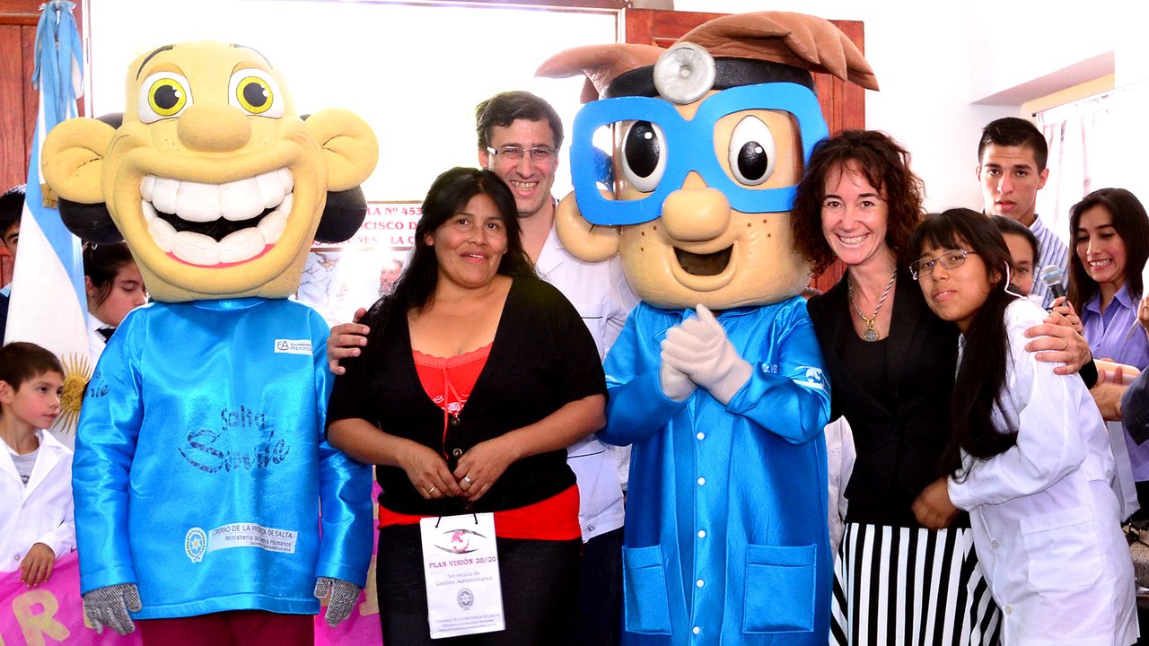 (Salta a la Vista) Entrega de anteojos a niños de la localidad de Vaqueros