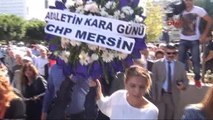 Mersin'de CHP'liler Adliyeye Siyah Çelenk Bıraktı