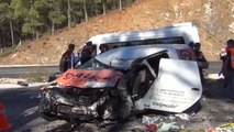 Tur Minibüsü ile Hafif Ticari Araç Çarpıştı: 1 Ölü, 7 Yaralı