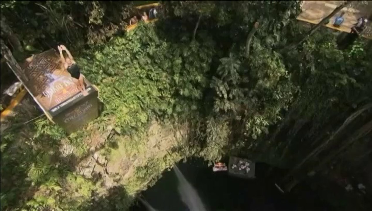 Concours de plongeons spectaculaires dans un gouffre géant au Mexique