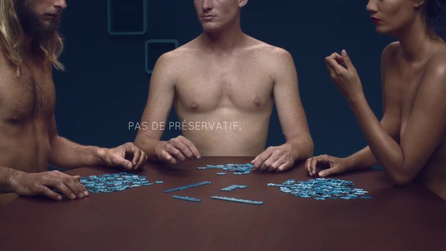 Pas de préservatif, pas de sexe : la nouvelle campagne humoristique de l’association AIDES