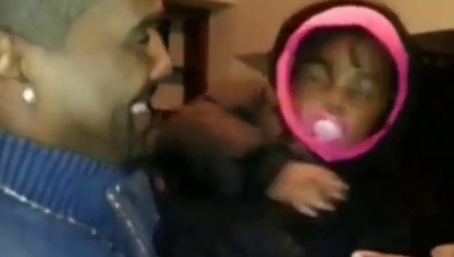 Elle voit le jumeau de son père pour la première fois !