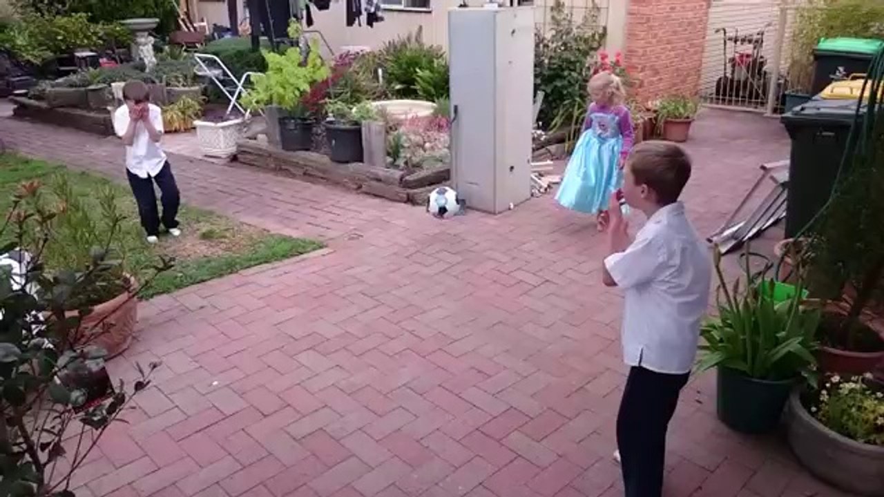 Headshot avec un ballon de foot (Slow motion)