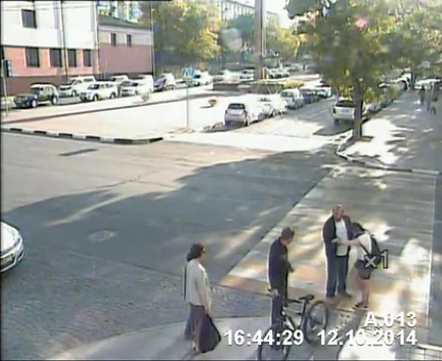 Il fait chuter une fille de son vélo pour son bien