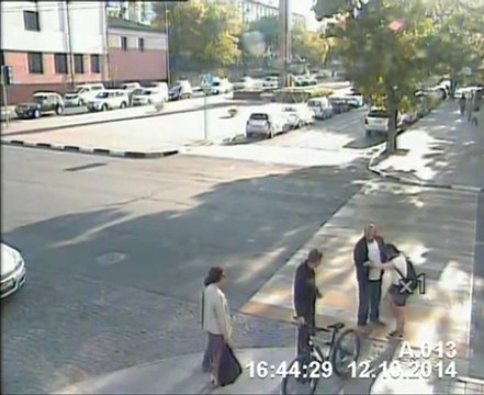 Il fait chuter une fille de son vélo pour son bien