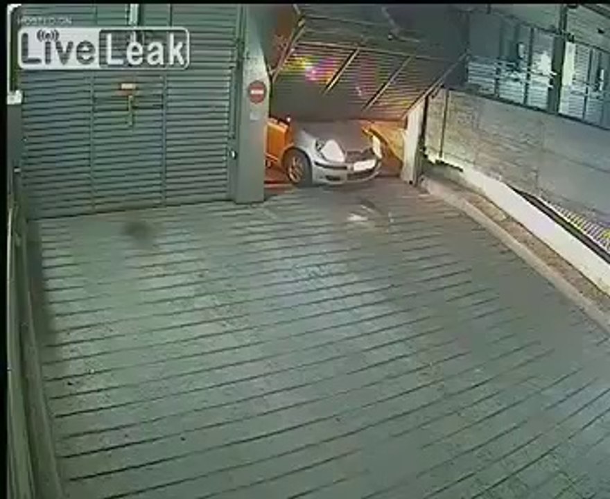 La porte de parking qui ne laissait pas passer les voitures