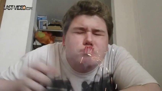 Le crétin du jour et ses pétards sur la bouche