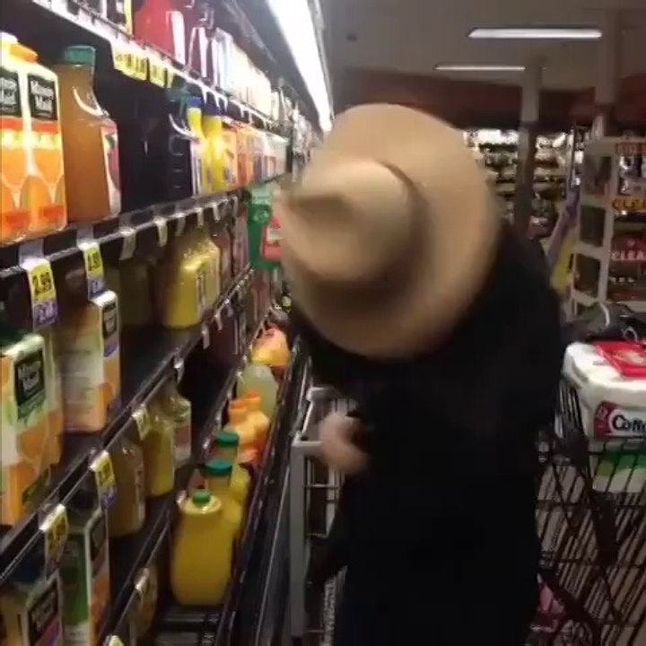 Quand un mec voit une nana qui lui plait..