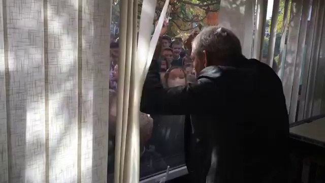 Sir Ian McKellen donne un conseil à des écoliers