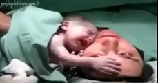 Un bébé refuse d'être séparé de sa mère dès sa naissance