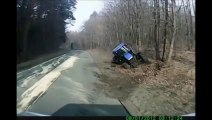 Un camion double un tracteur .. et le retourne !