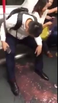 Un homme pas frais dans le métro