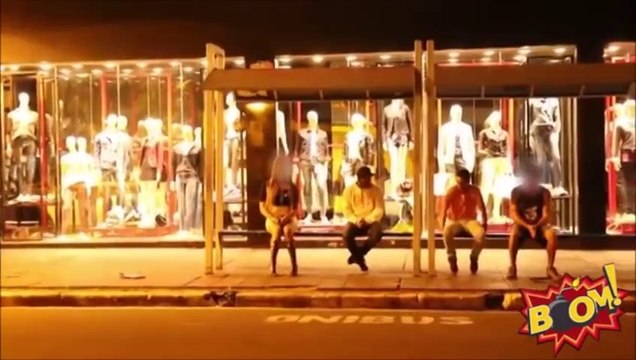 Un sniper tire sur un homme dans un abri-bus (caméra cachée)