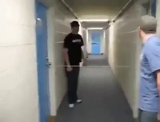 Blague _ relier deux portes ensemble