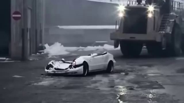 Il écrase la mercedes de son patron en direct
