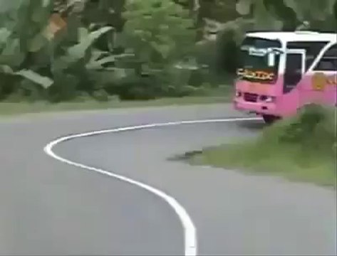 Ne jamais dépasser dans un virage !