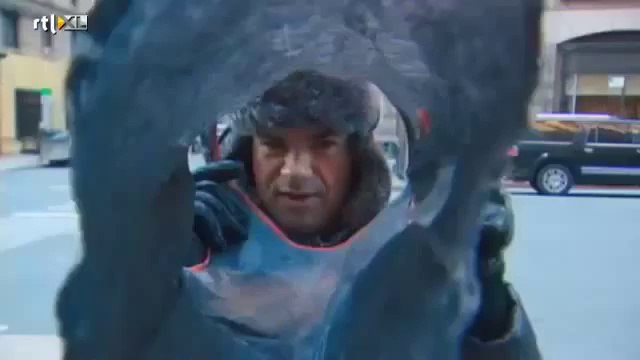 Un débardeur mouillé gèle instantanement à New York