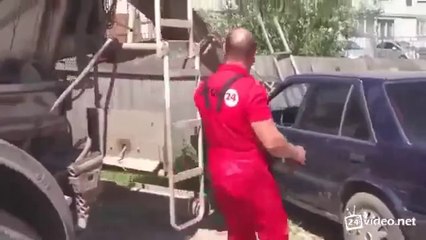 Un gars refuse de le rembourser _ il se venge sur sa voiture