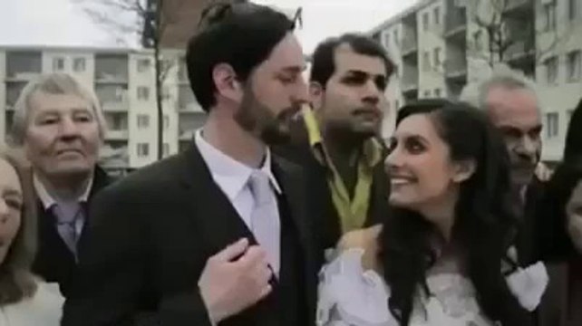 Une petite fille troll un mariage !